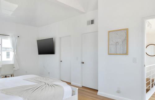 Exclusive 2BD 3BA with Balcony - Photo 11