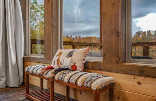 The Overlook - '21 Cabin - Gorgeous Unobstructed Views - Fire Pit Table - GameRm - HotTub - Xbox - Lots of Bears - Foto 23