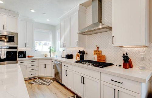 Midway to Heaven! BRAND NEW 5 bed 4.5 bath, HOTTUB - Photo 2