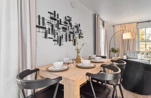 Game Room and Huge Yard with Fire Pit Yard Games and BBQ Near UE and Downtown - Foto 27