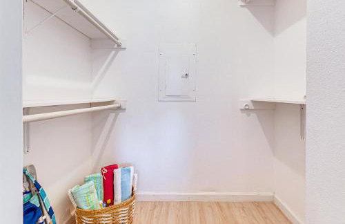 Steps to Lake Conroe! Condo with Balcony and Views - Foto 13