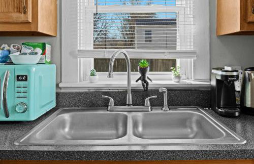 Cozy Downtown Stay w Private Backyard & Parking - Foto 20