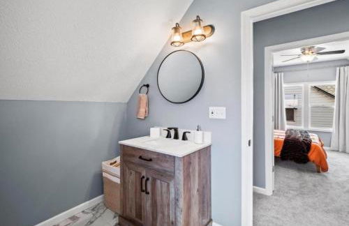 Hot Tub N64 Mins to Downtown Sleeps 8 - Foto 35