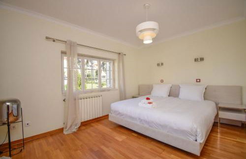 Spacious 4-Bedroom Villa with Private Heated Pool in Quinta da Beloura Sintra Ideal for Families & Long Stays - Foto 32