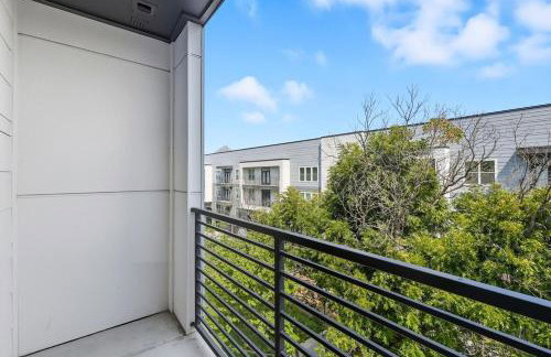 412 Stylish 2B2B Resort Style Pool & Gym, Golf Simulator, 7M to Dickies Stadium, 15M to AT&T stadium - Photo 5