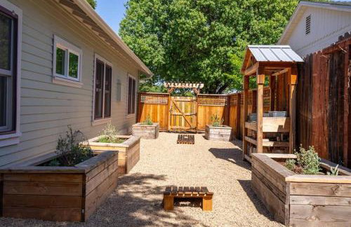 Vine Street Bungalow-Hot Tub, EV, Walk to Town - Photo 11