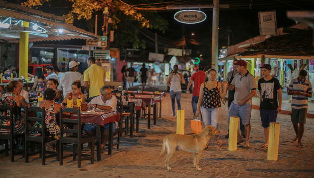 Passeio à noite pelas ruas de Arraial d'Ajuda