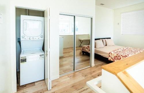 Modern 3 Bedroom 3 Level Loft in Hollywood Sleeps 10 Free Gated Parking Full Kitchen - Photo 15