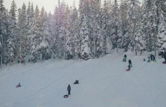 Charming 3-Bedroom Home in Bend with Hot Tub Game Room & Spacious Family Dining - Foto 25