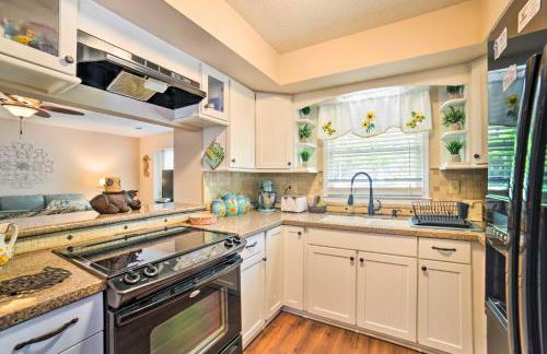 Oak Island Home with Fenced Yard, Walk to Long Beach - Foto 13