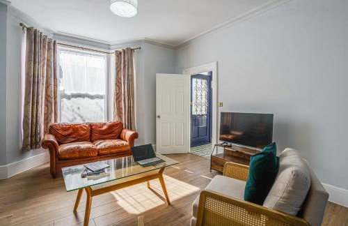 4BR Family Home, Garden, WiFi, 5mins to Elisabeth Line & 10min to Stratford - Foto 2