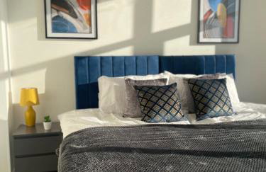 The Felix Apartments - 3 Bedrooms - FREE Parking - Close to train station - Photo 3