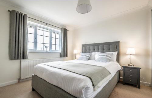 4 Bed Retreat with Balcony & Estuary views - Photo 40