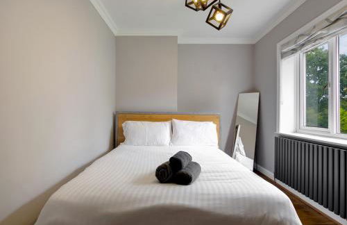 Spacious Heald Green Home with Free Parking - Pass the Keys - Photo 17