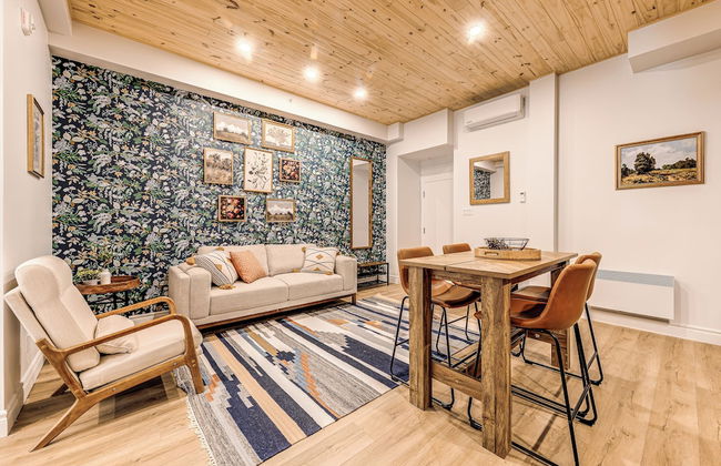 Historic Two Bedroom Facing Parliament - Photo 1