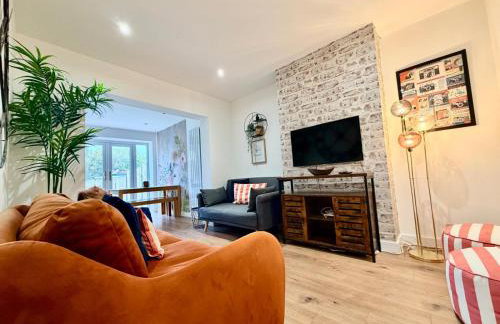 Isleworth House with Garden & private parking - Photo 1