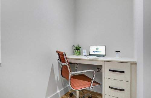 Hybrid Resi - Uxbridge, On-site car or van parking, near London Heathrow Airport - Photo 100