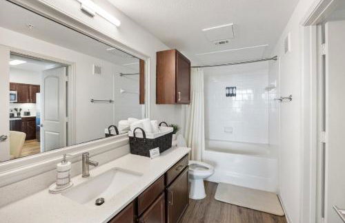 Chic 1BR Frisco Stay, King & Sofa, Pool & Gym - Foto 18