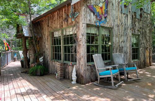 Hobbit Treehouse with waterfall on the Brazos River! 350 acres! Tubing! Petting zoo! - Foto 9