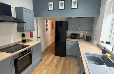 Stylish 3 Bed House in Fratton with Garden & Parking, Sleeps 6 - Foto 1