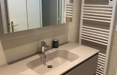 Appartement 5 personnes 65m2 avec balcon, vues partielles mer, 150m de la plage et centre, wifi et parking privé - Photo 14