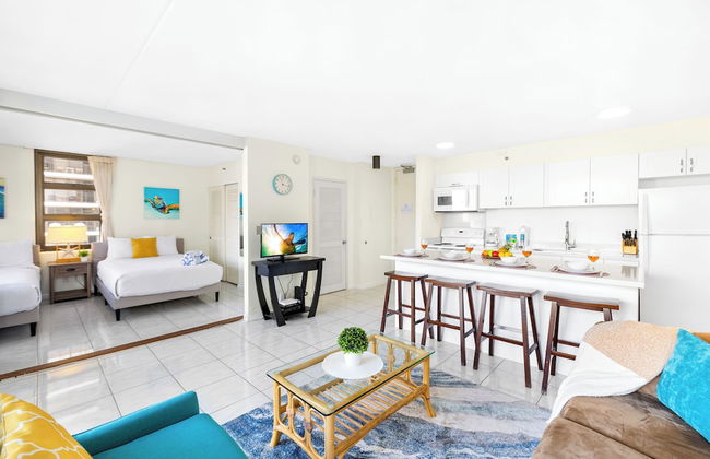 Partial Ocean View Condo with 2 Beds and Parking - Foto 36