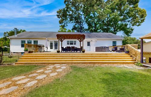 Renovated Retreat with Private Pool and Hot Tub - Photo 26