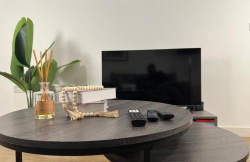 Cozy City Centre Apartment with Free Gym and Free Coffee - Photo 4