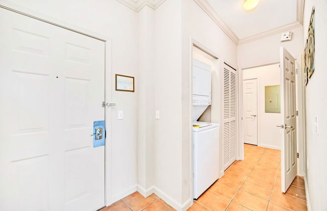 Modern 2BR Condo - With Pool Hot Tub - Photo 36