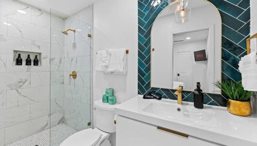 Moroccan-Inspired 1-BR Getaway near Reunion Tower - Foto 5, towels, Shower