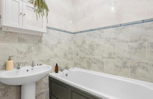 Rocket House - Large family home perched above the river - Foto 28