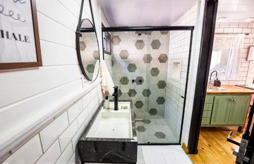 Loft Americano para Casais - Lareira Externa, Rio no Terreno, Rede Suspensa e Churrasqueira - Foto 13