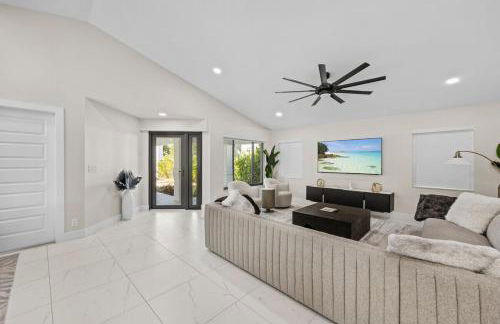 Luxe Pool Home minutes from the beach! - Photo 21