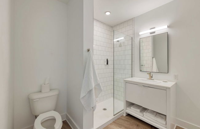 Dual Bachelor Pads w/ Rooftop Lounge & Games Sleeps 26 5 Min to Broadway - Foto 21