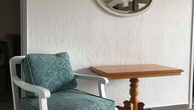 Coin salon dans le hall