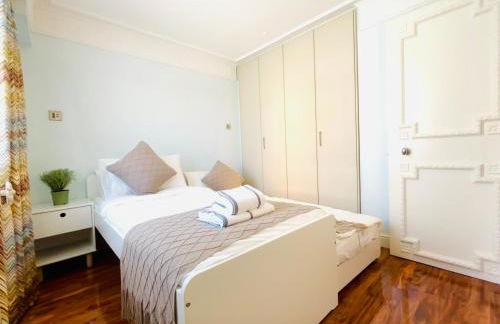 Elegant and Modern 3-Bedroom Victorian House in Westminster, London - Photo 15