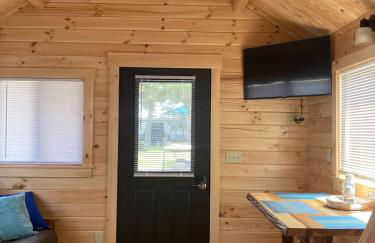 Unique Cabin Near Surf City with Loft and Parking - Foto 6