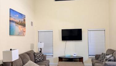 Family Ready in Gated Community Near Attractions - Foto 3