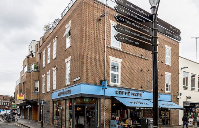 Large Apartment near Windsor Castle - Photo 17