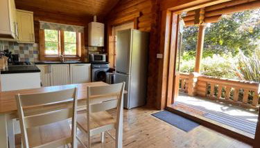 Beautiful 2 Bedroom Log Cabin With Private Hot Tub - Elm - Foto 5