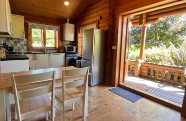 Beautiful 2 Bedroom Log Cabin With Private Hot Tub - Elm - Foto 5