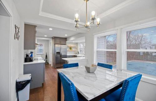 Main Street Oasis Pool and Hot Tub Sleeps 8 - Foto 8