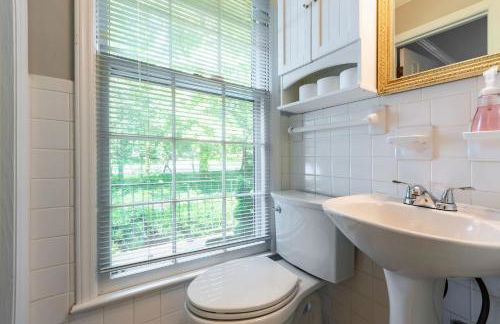 Southern Charm 2BR Greensboro Nest - Foto 41