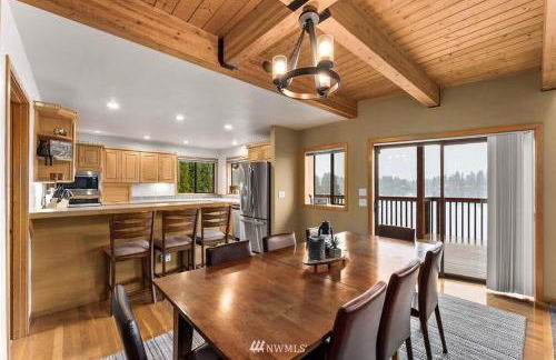 Beautiful Private Lake Lodge with Private Dock and Mountain Views - Foto 14