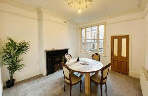 Beautiful 5-Bedroom home with Free Parking - Foto 8