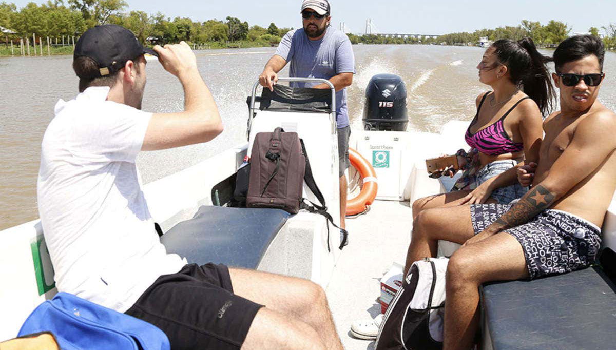 Navegando en lancha por el río Paraná