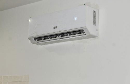 Entire studio with full kitchen and in-unit laundry - Foto 17