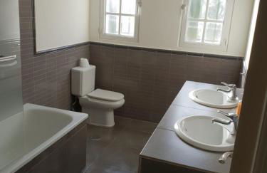 Villa with a big garden and heated pool - Photo 42