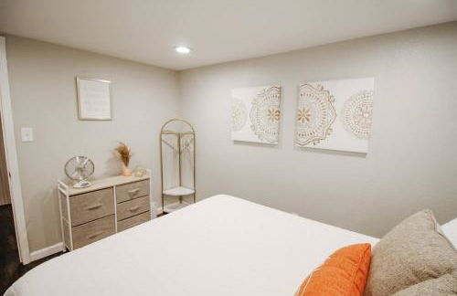 Fenced Yard and Patio W Grill plus Game Room - Foto 14