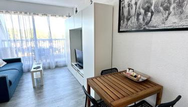 Studio vue port, parking privé, terrasse, clim - Photo 4